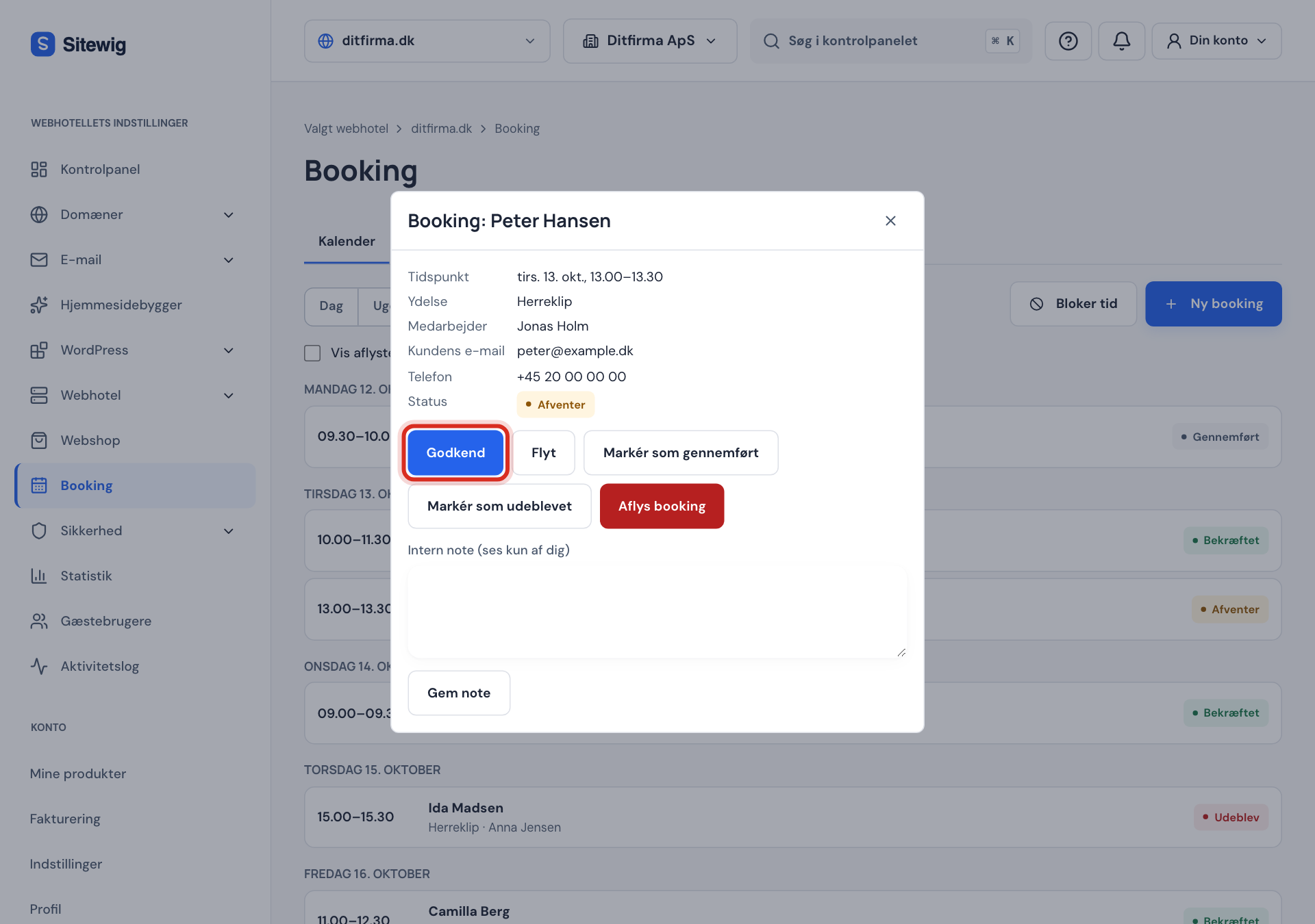 En booking med status Afventer og knapperne Godkend, Flyt, Markér som gennemført og Aflys booking