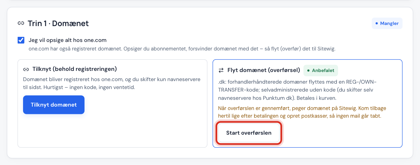 Trin 1 med fluebenet Jeg vil opsige alt hos one.com og kortene Tilknyt og Flyt domænet (overførsel) markeret som anbefalet