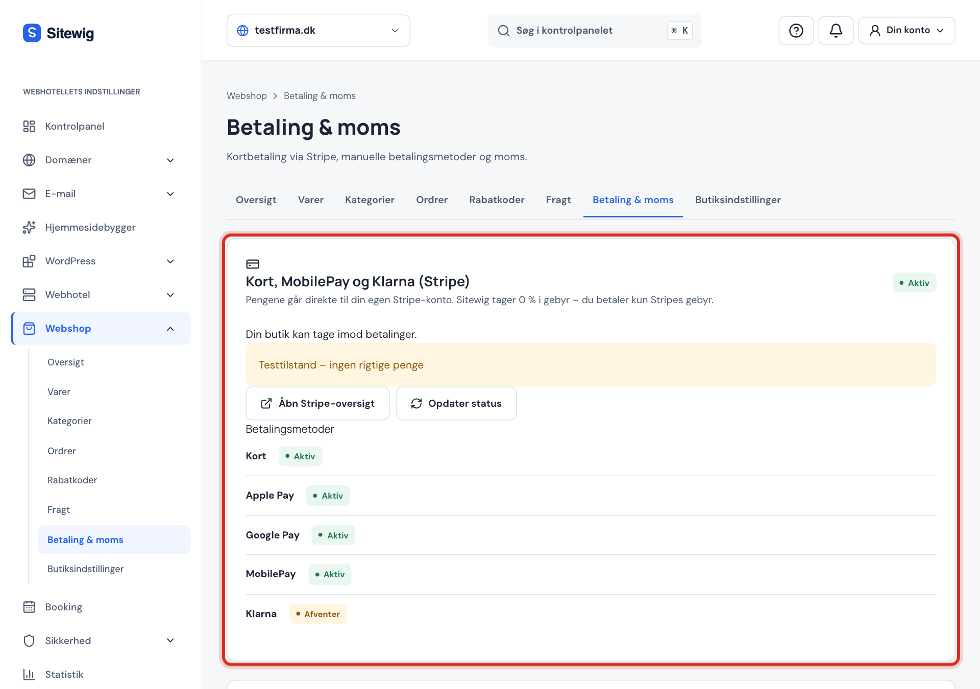 Webshop → Betaling & moms: Stripe-kontoen er aktiv, og listen viser status for kort, MobilePay, Apple Pay, Google Pay og Klarna
